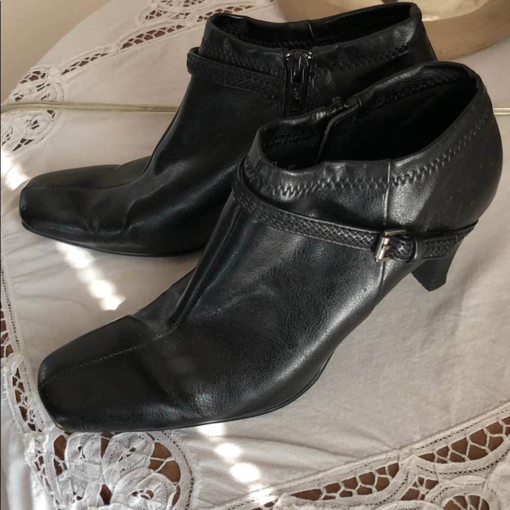 Apostrophe Ankle Boot, Size 7